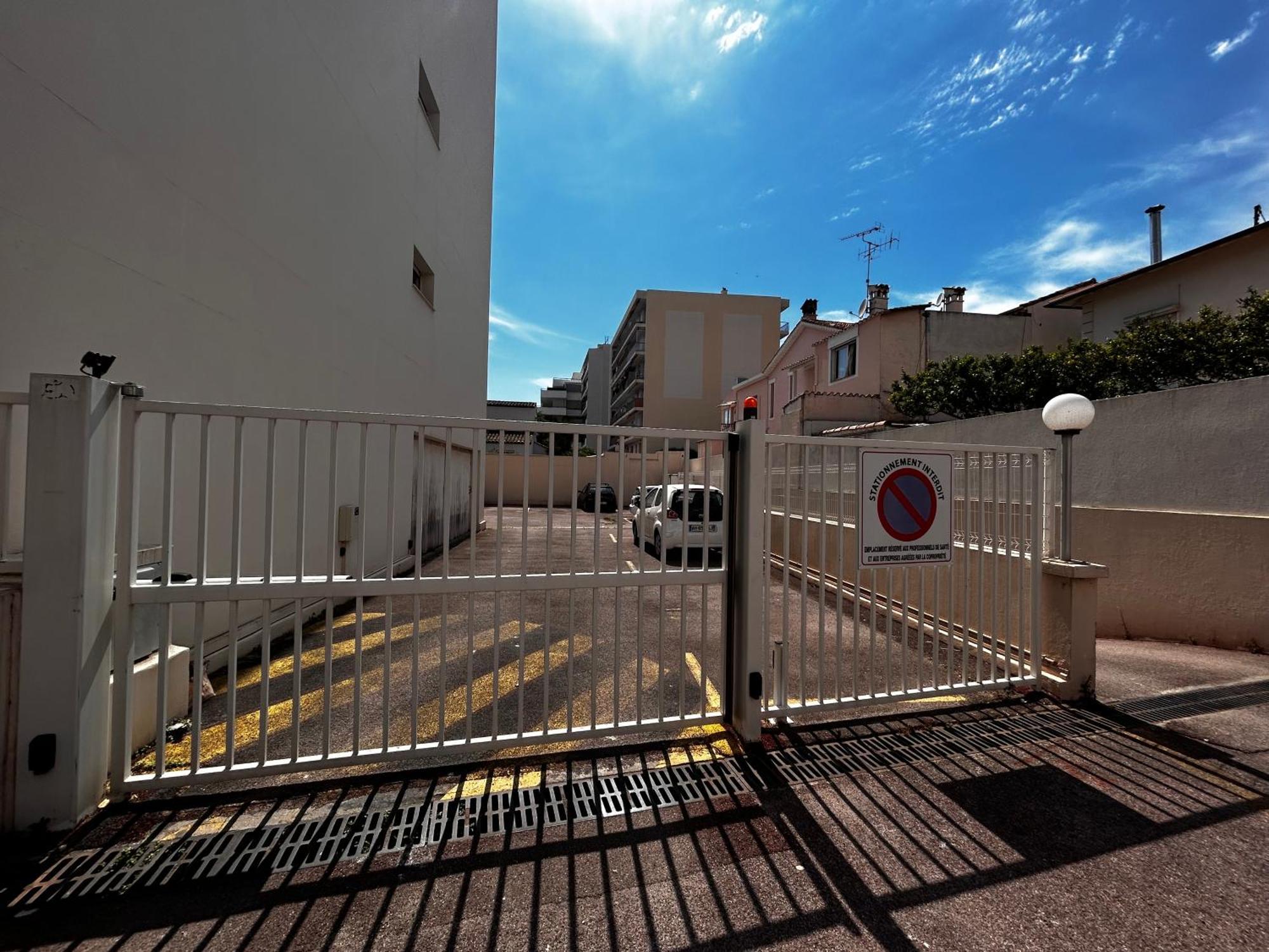 Superbe Studio, 200 M De La Mer, Climatise Avec Terrasse Et Parking Prive Appartement *