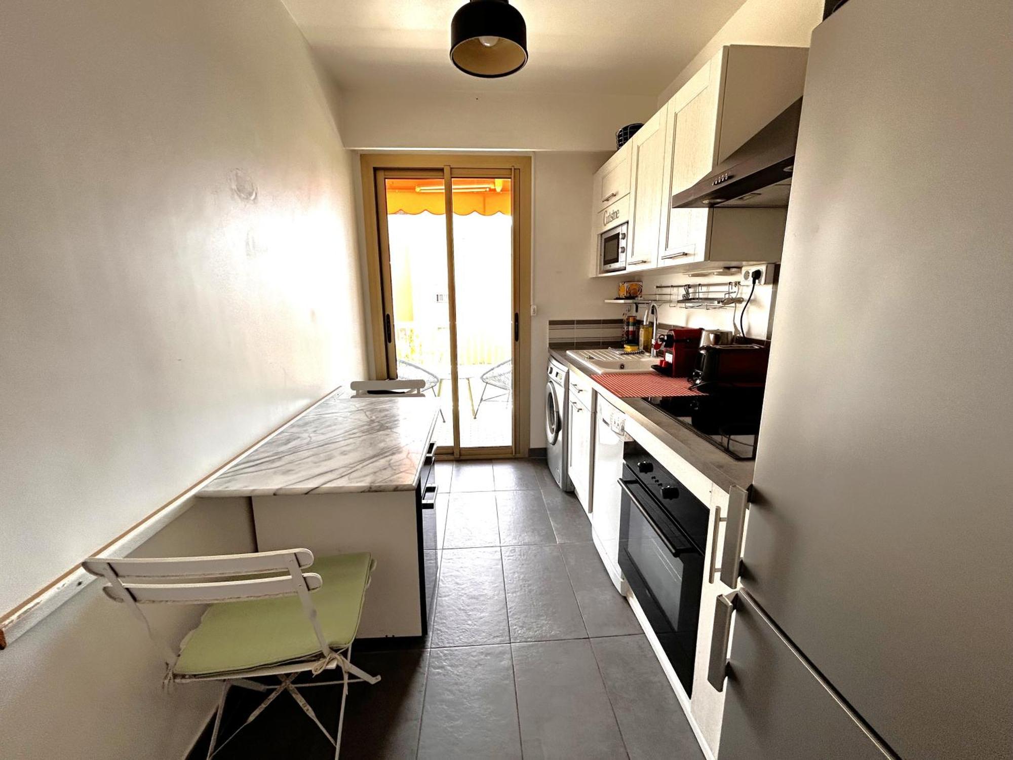 Appartement Superbe Studio, 200 M De La Mer, Climatise Avec Terrasse Et Parking Prive