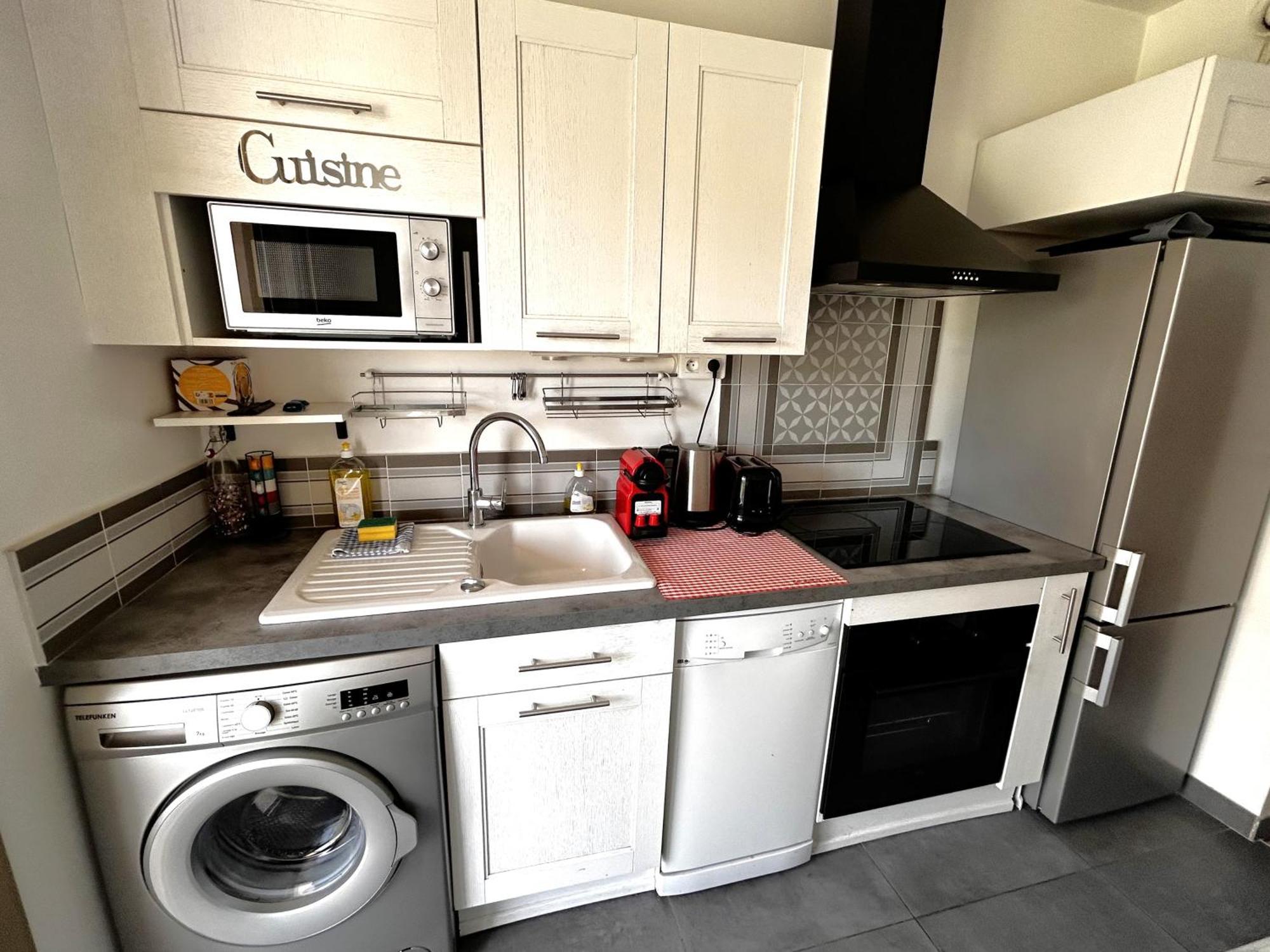 Appartement Superbe Studio, 200 M De La Mer, Climatise Avec Terrasse Et Parking Prive *