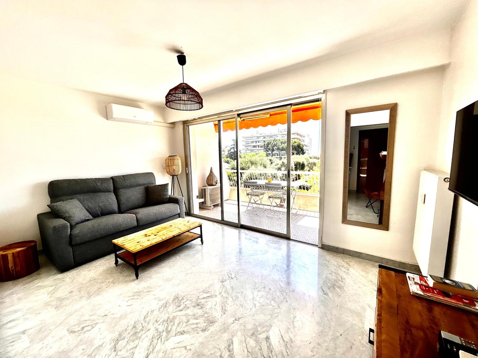 Superbe Studio, 200 M De La Mer, Climatise Avec Terrasse Et Parking Prive