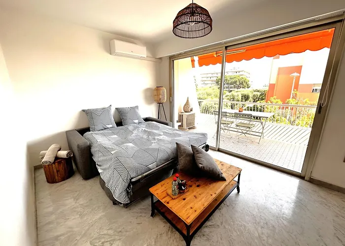 Superbe Studio, 200 M De La Mer, Climatise Avec Terrasse Et Parking Prive