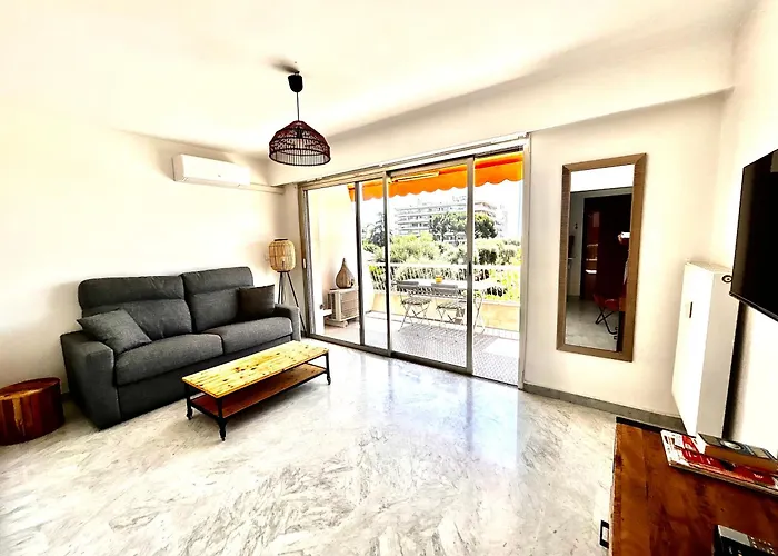 Superbe Studio, 200 M De La Mer, Climatise Avec Terrasse Et Parking Prive