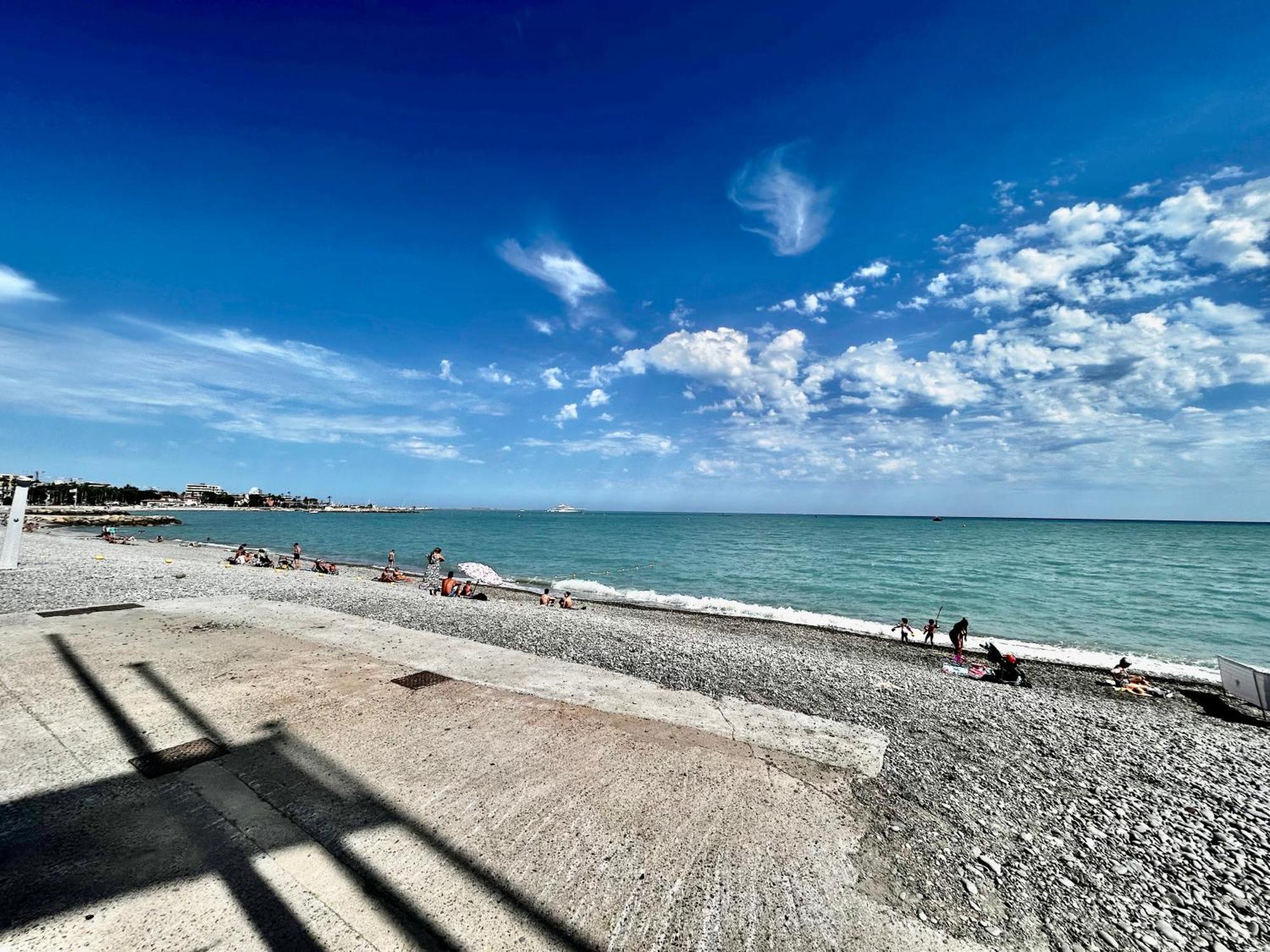Superbe Studio, 200 M De La Mer, Climatise Avec Terrasse Et Parking Prive *