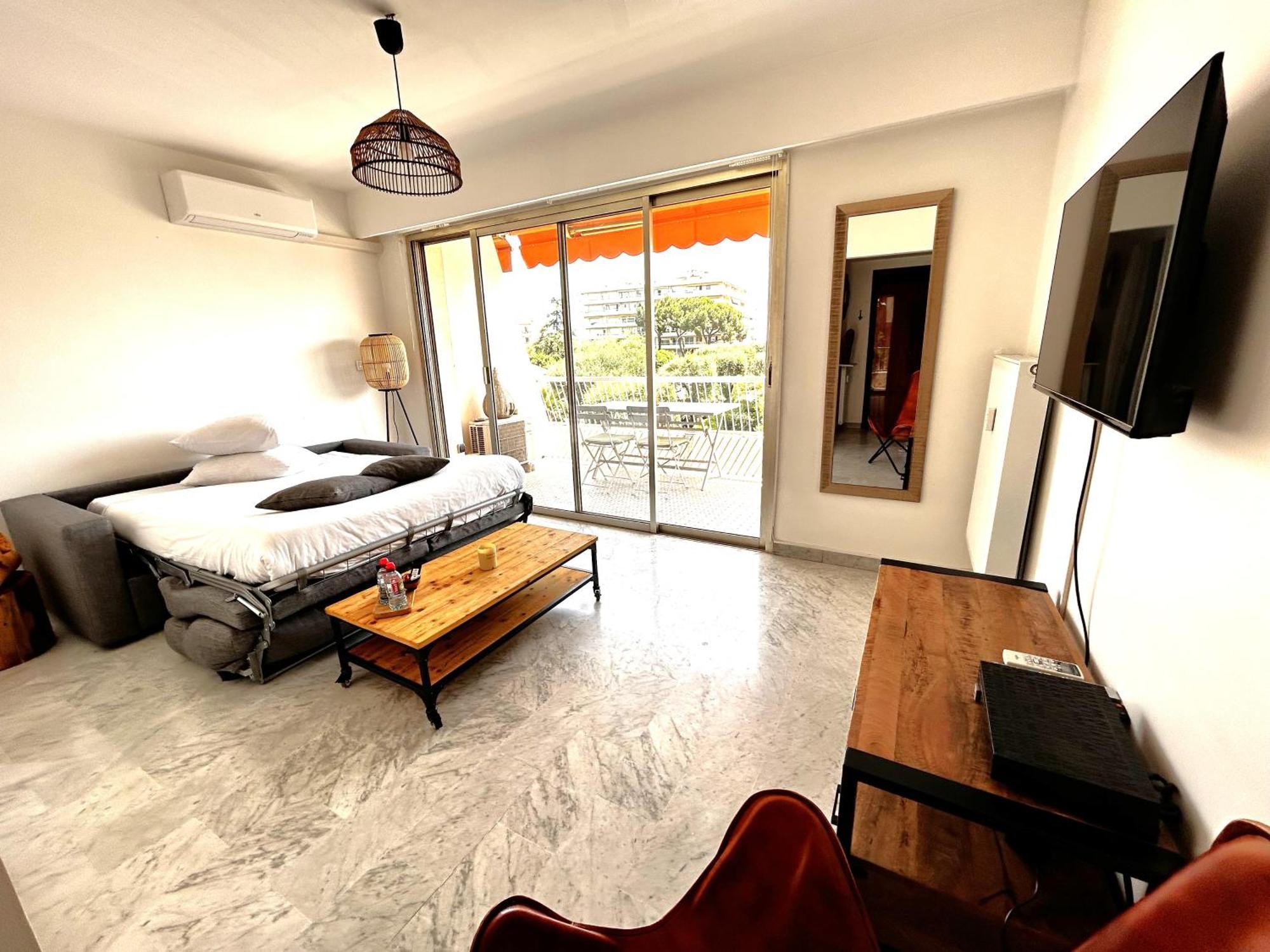 Superbe Studio, 200 M De La Mer, Climatise Avec Terrasse Et Parking Prive Apartamento *