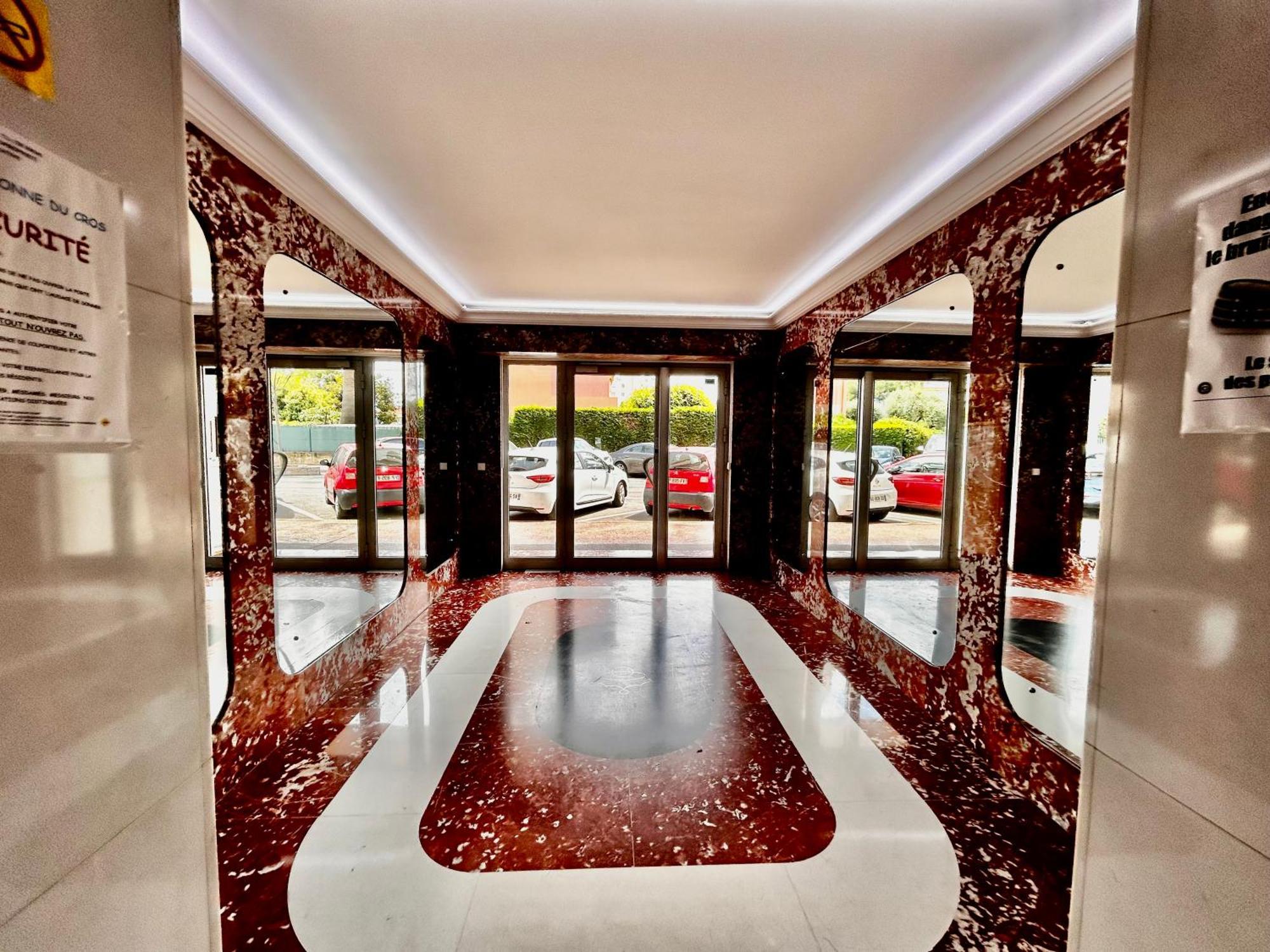 Appartement Superbe Studio, 200 M De La Mer, Climatise Avec Terrasse Et Parking Prive *