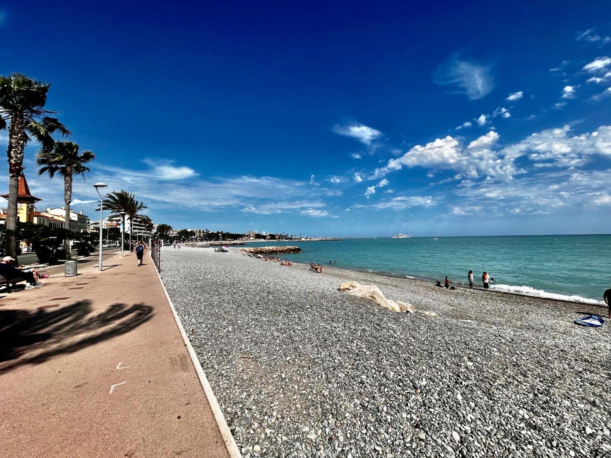 Superbe Studio, 200 M De La Mer, Climatise Avec Terrasse Et Parking Prive *