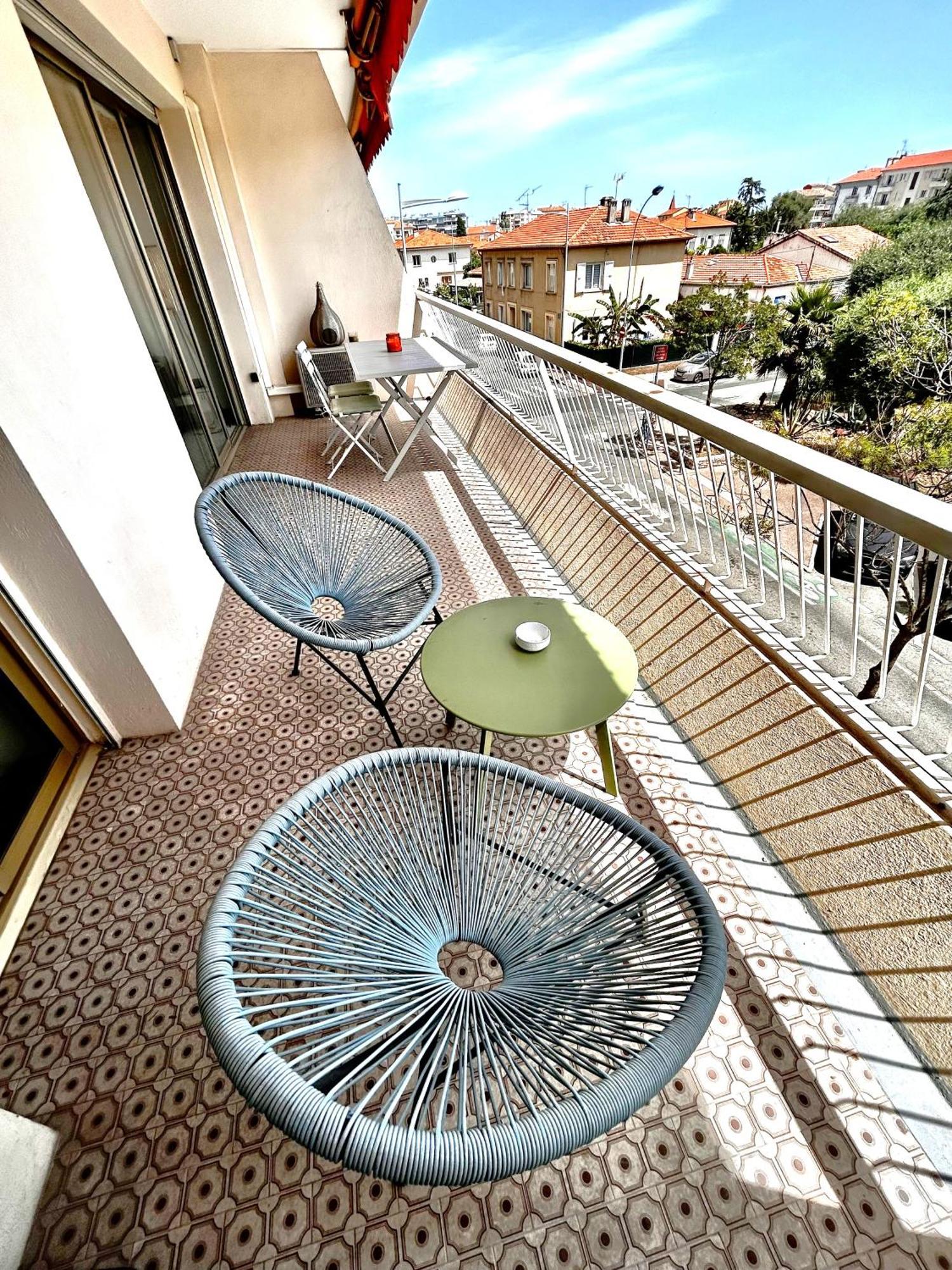 Superbe Studio, 200 M De La Mer, Climatise Avec Terrasse Et Parking Prive